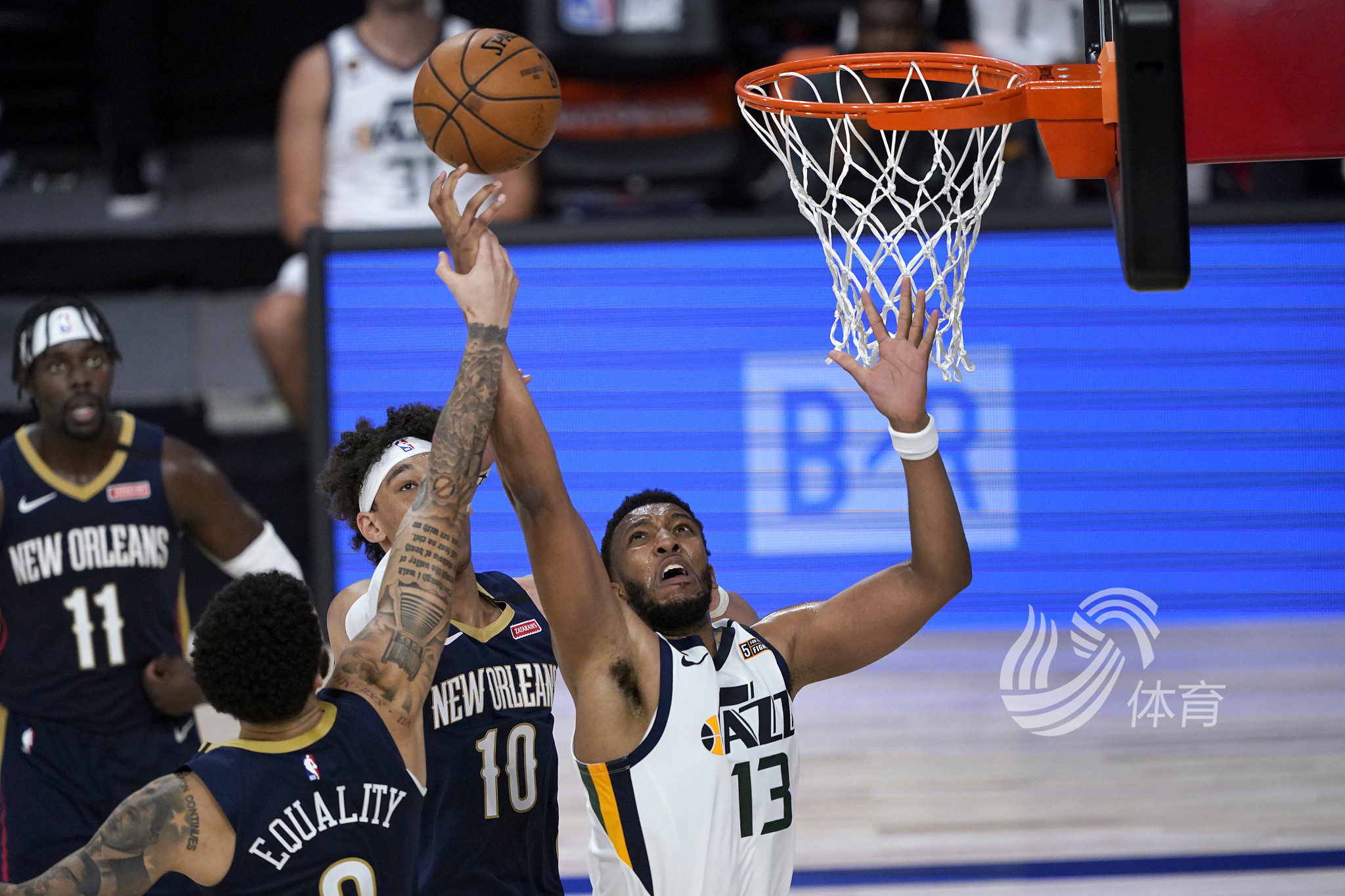 通过一系列 通过一系列